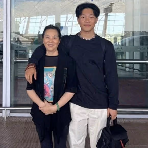 陳坤21歲兒子曬近照，帶奶奶赴日旅遊超溫馨，網友喊話快回來