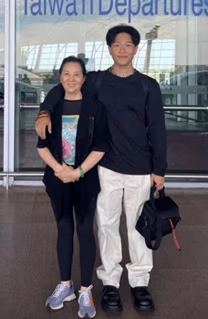 陳坤21歲兒子曬近照，帶奶奶赴日旅遊超溫馨，網友喊話快回來