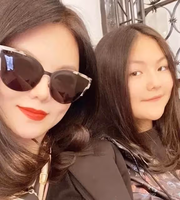 李湘14歲女兒回英國上學！一年僅學費就要35萬元，保底消費50萬起