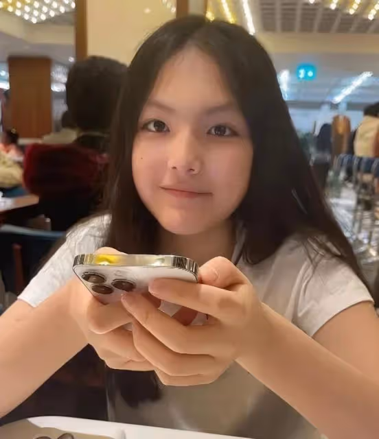 李湘14歲女兒回英國上學！一年僅學費就要35萬元，保底消費50萬起