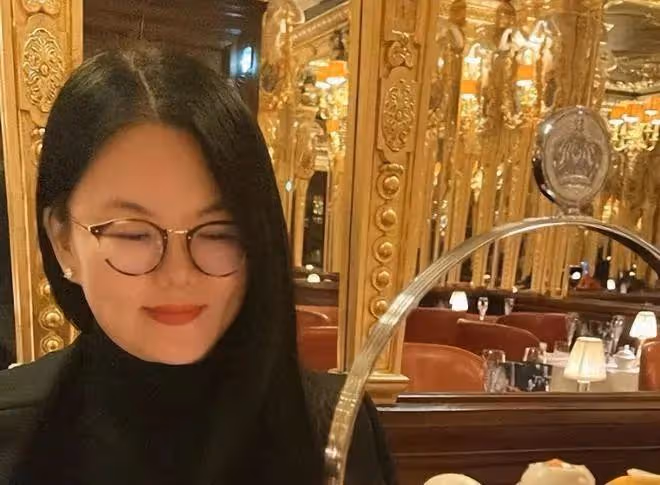 李湘14歲女兒回英國上學!一年僅學費就要35萬元,保底消費50萬起