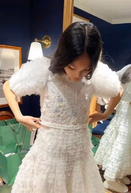 李湘14歲女兒回英國上學!一年僅學費就要35萬元,保底消費50萬起