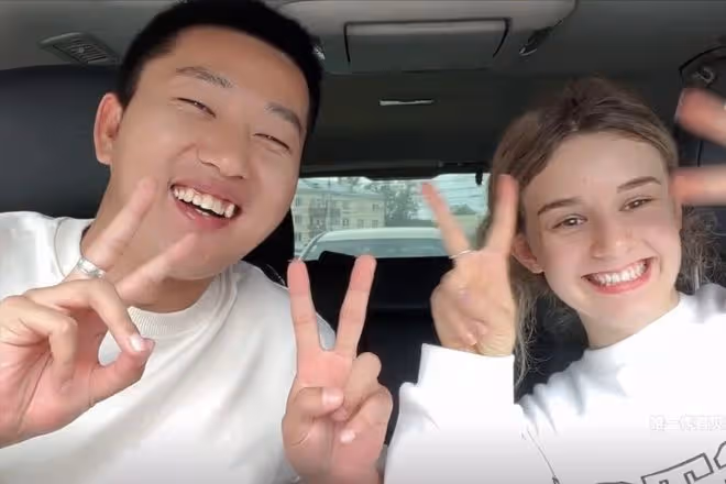 回顧:東北網紅娶小9歲俄羅斯美女,婚禮現場,陸毅夫婦傾情獻唱