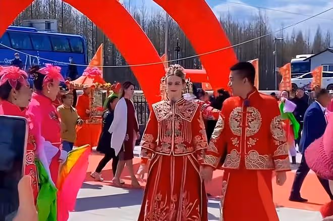 回顧:東北網紅娶小9歲俄羅斯美女,婚禮現場,陸毅夫婦傾情獻唱