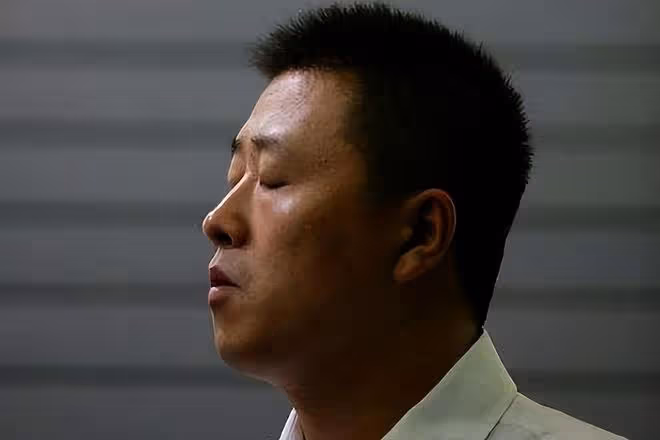 當年說出「不是你撞的,幹嘛去扶」的法官,17年後,他過的怎樣