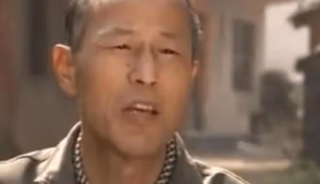 2013年,7名美艷少婦自願與禿頭大爺發生關係,警方調查:不簡單