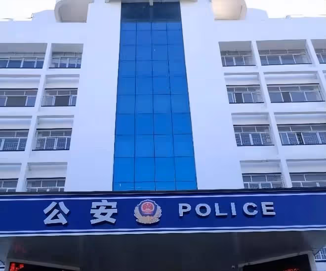 2013年,7名美艷少婦自願與禿頭大爺發生關係,警方調查:不簡單