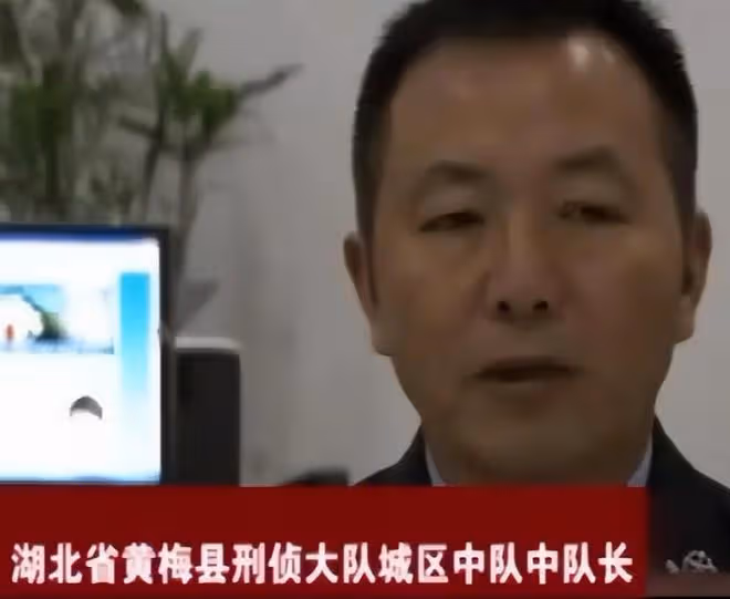 2013年,7名美艷少婦自願與禿頭大爺發生關係,警方調查:不簡單