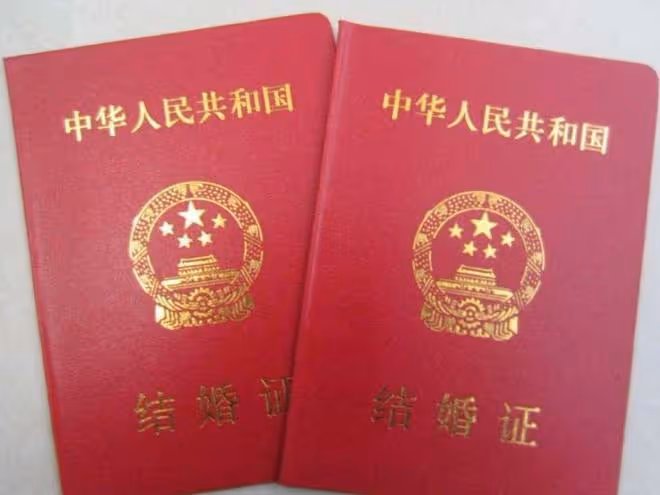 2013年,7名美艷少婦自願與禿頭大爺發生關係,警方調查:不簡單