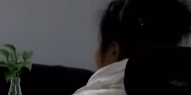 2013年,7名美艷少婦自願與禿頭大爺發生關係,警方調查:不簡單