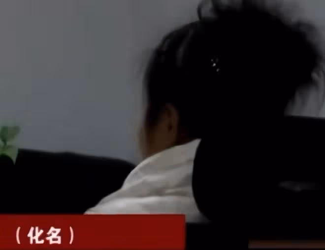 2013年,7名美艷少婦自願與禿頭大爺發生關係,警方調查:不簡單