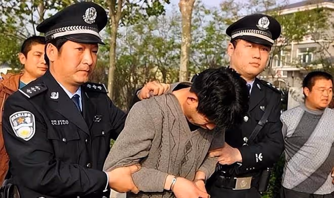 2013年,7名美艷少婦自願與禿頭大爺發生關係,警方調查:不簡單