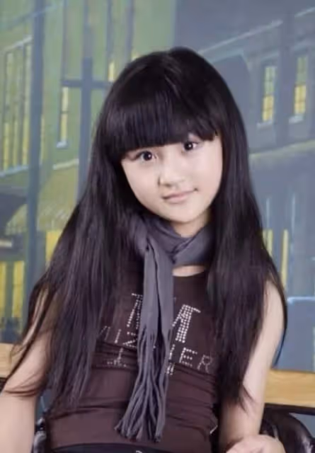 6歲被成龍抱著上舞台!14歲出演趙麗穎徒弟「被嘲長殘長殘」退圈 今20歲「容貌大變」完美逆襲