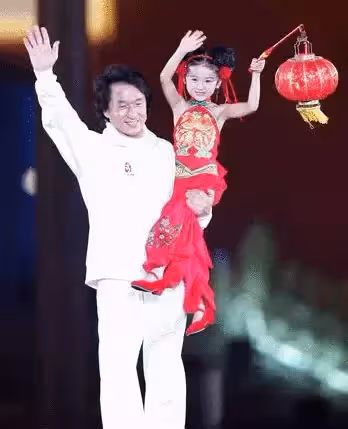 6歲被成龍抱著上舞台!14歲出演趙麗穎徒弟「被嘲長殘長殘」退圈 今20歲「容貌大變」完美逆襲
