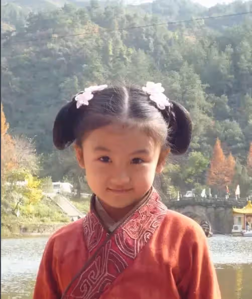 6歲被成龍抱著上舞台!14歲出演趙麗穎徒弟「被嘲長殘長殘」退圈 今20歲「容貌大變」完美逆襲