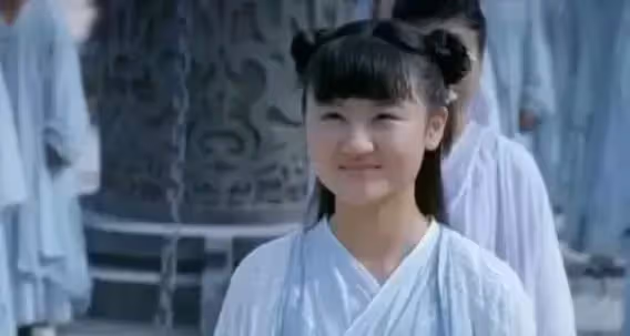 6歲被成龍抱著上舞台!14歲出演趙麗穎徒弟「被嘲長殘長殘」退圈 今20歲「容貌大變」完美逆襲