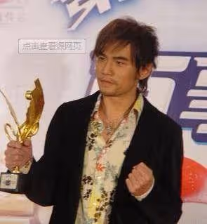 周杰倫媽媽「重金買禮物給兒」父怒摔碎收音機 父母離異「從此沉默寡言」靠母支持終成音樂天王