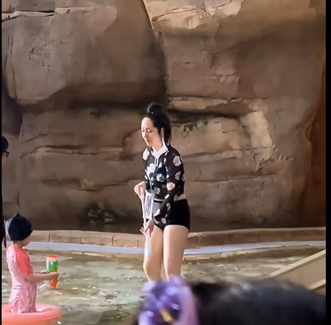 郭美女向佐帶著孩子漂流,小腹凸出身材畸形,大腿粗得認不出來