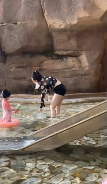 郭美女向佐帶著孩子漂流,小腹凸出身材畸形,大腿粗得認不出來