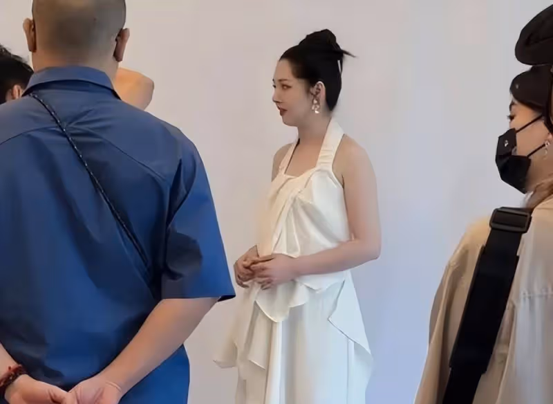 郭美女向佐帶著孩子漂流,小腹凸出身材畸形,大腿粗得認不出來