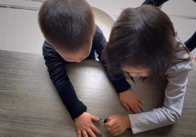 7歲小女兒也染髮做美甲,小女孩愛美心強,黃磊教育普通人學不來