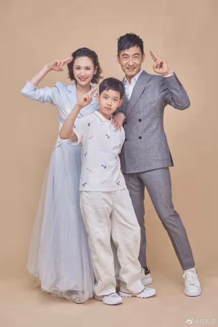 程莉莎為兒子慶11歲生日,曬全家福太溫馨,兒子身高已到爸爸肩膀