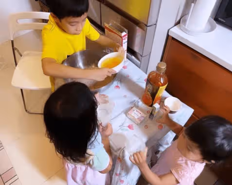 40歲郭晶晶獲節日禮物,三子女親手做蛋糕,結婚9年仍單獨約會