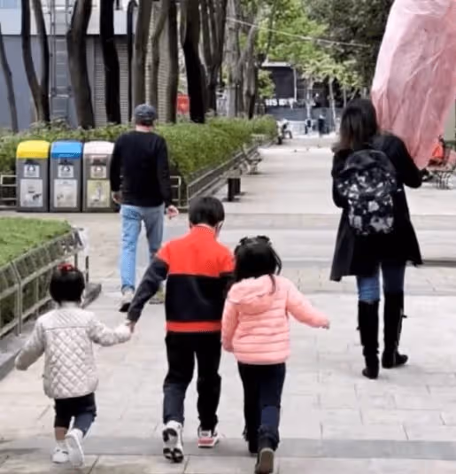 40歲郭晶晶獲節日禮物,三子女親手做蛋糕,結婚9年仍單獨約會
