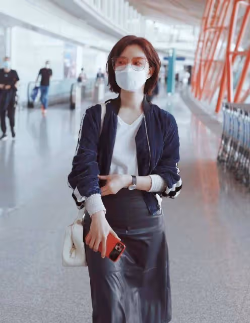 陳數這次好尷尬,穿皮裙竟給自己凹出個「三角區」,小肚子太明顯