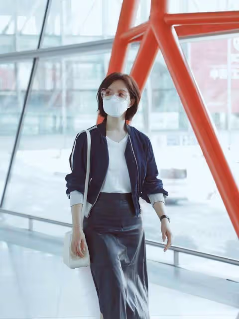 陳數這次好尷尬,穿皮裙竟給自己凹出個「三角區」,小肚子太明顯
