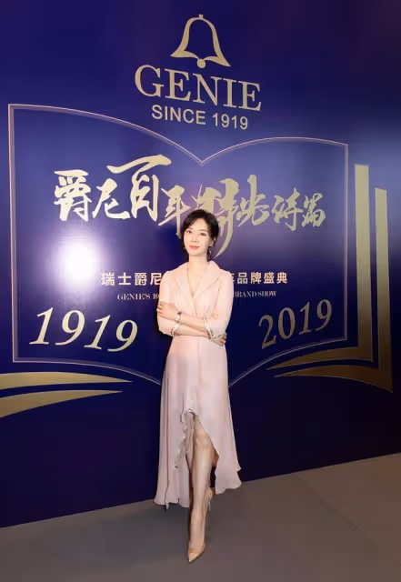 陳數這次好尷尬,穿皮裙竟給自己凹出個「三角區」,小肚子太明顯