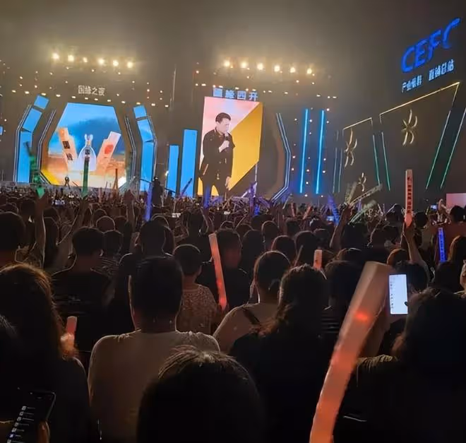 情歌王子張信哲商演無人捧場,最低20元一張門票,座位大面積空著