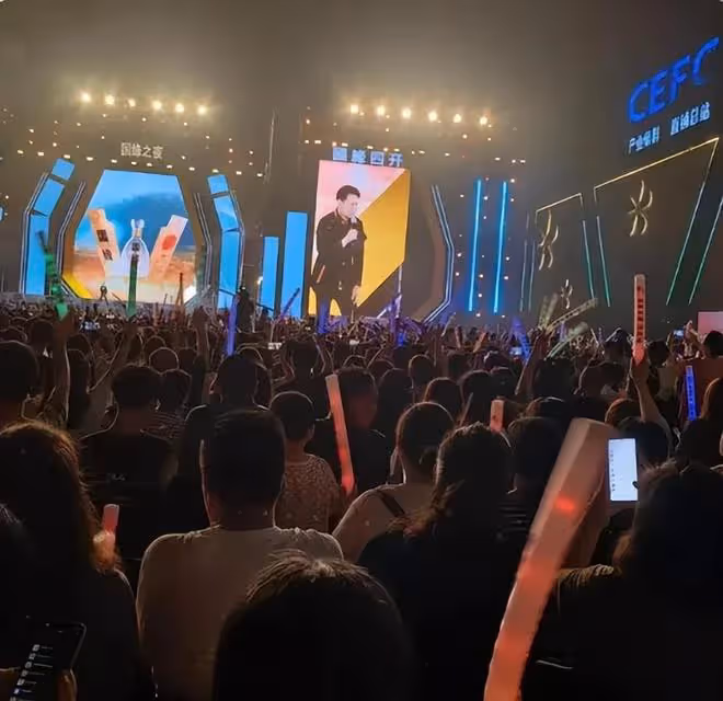 情歌王子張信哲商演無人捧場，最低20元一張門票，座位大面積空著