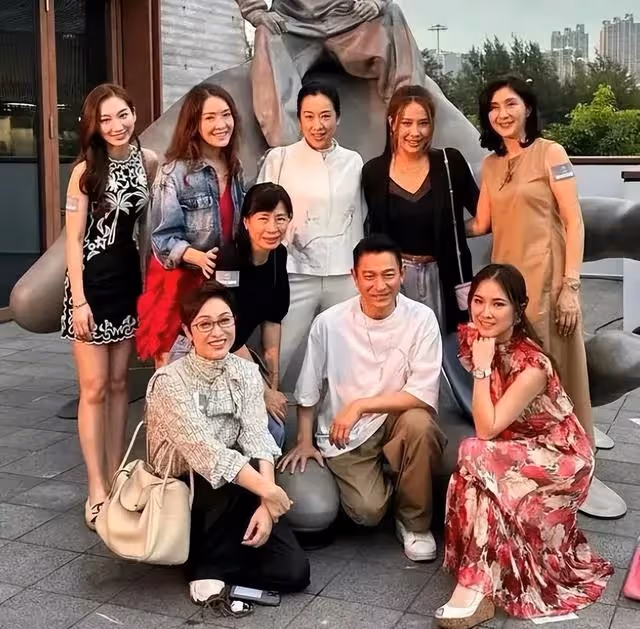 天王劉德華跨界舉辦個人書畫展,首次公開女兒畫作