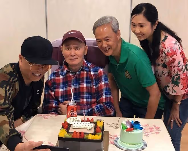 老戲骨劉家輝癱瘓12年近照曝光,身材消瘦滿頭白髮,所幸精神不錯