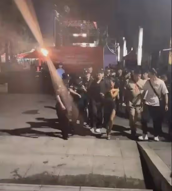 吉克雋逸疑似毀容!舞台上被粉絲刮傷了臉,離開時表情痛哭顯匆忙