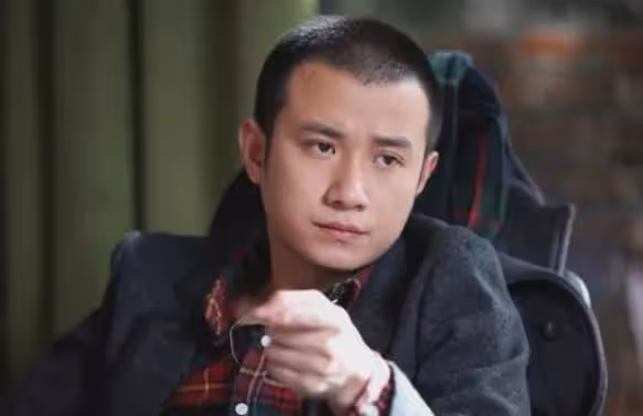 39歲文章現身大佛寺，頭髮花白背部佝僂狀態差，怒視拍攝者似不滿