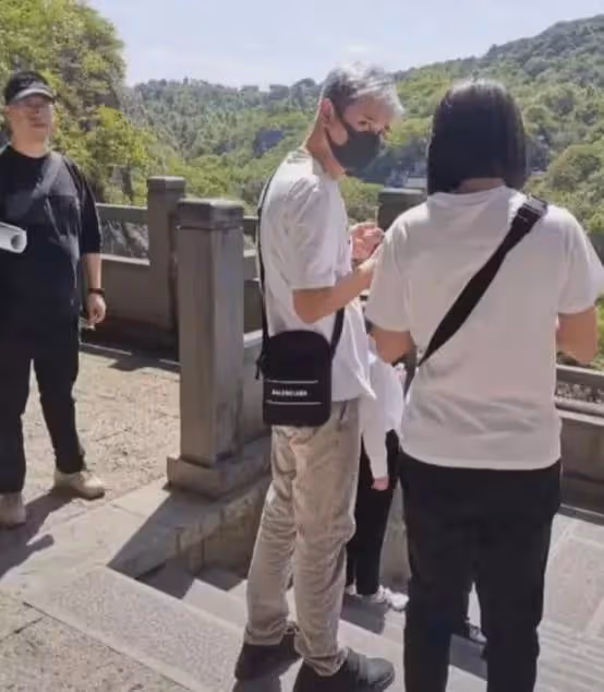 39歲文章現身大佛寺，頭髮花白背部佝僂狀態差，怒視拍攝者似不滿