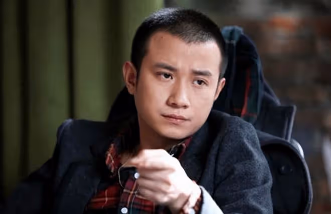 39歲文章現身大佛寺，頭髮花白背部佝僂狀態差，怒視拍攝者似不滿