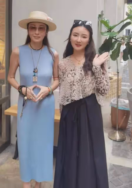 55歲張敏定居泰國清邁！暴瘦至變形，渾身上下十幾種佛教配飾！