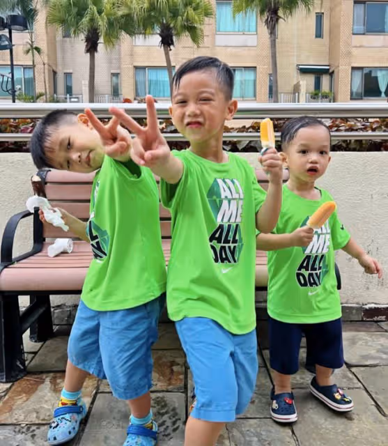 胡杏兒老公獨自帶3娃,兄弟3人像三胞胎,網友:一樣的孩子生三遍