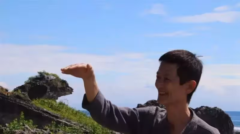 阿西砸百萬買下800坪山坡地，山上居住15年曝「是觀音牽線」自己種有機蔬果，養雞鴨：我絕不會殺生