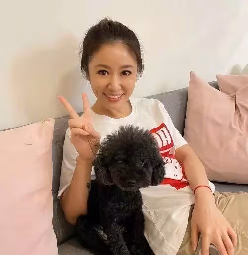 林心如豪宅曝光:五層獨棟別墅,周圍環境優美,客廳歐式風十足