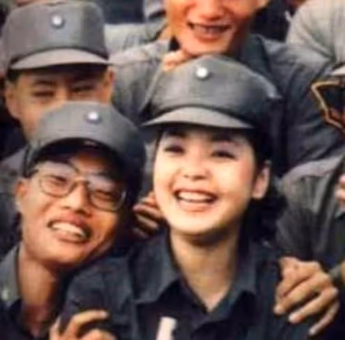 當年他曾獲鄧麗君香吻,被封史上最幸運國軍,35年後現在的他近況曝光