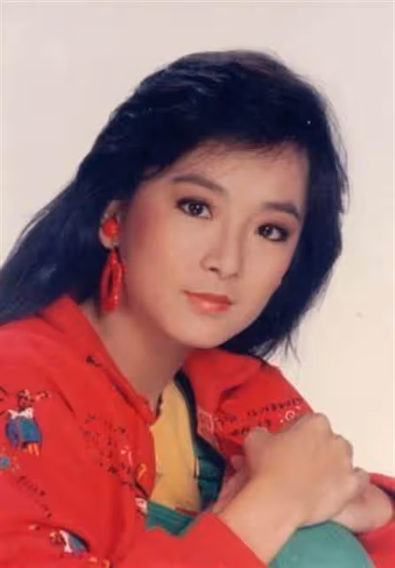 瓊瑤認她當乾女兒!一代玉女「中年轉職開茶樓」淡出螢光幕 「罕現身乾媽演唱會」60歲氣質猶存