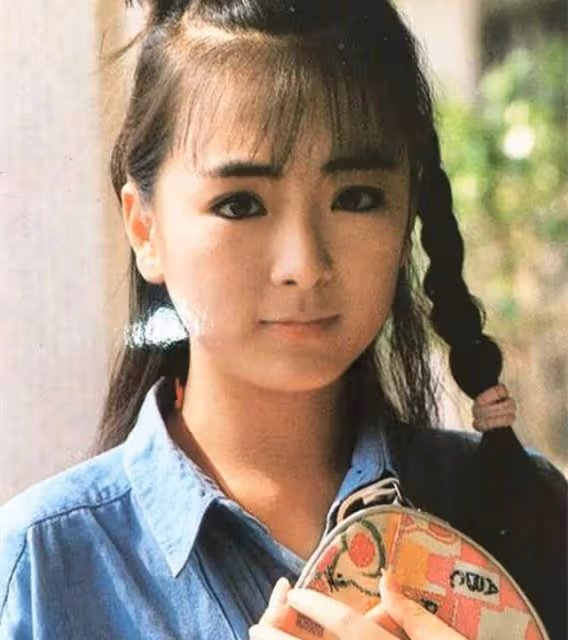 瓊瑤認她當乾女兒!一代玉女「中年轉職開茶樓」淡出螢光幕 「罕現身乾媽演唱會」60歲氣質猶存