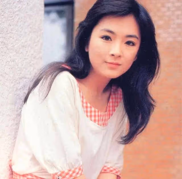 瓊瑤認她當乾女兒!一代玉女「中年轉職開茶樓」淡出螢光幕 「罕現身乾媽演唱會」60歲氣質猶存