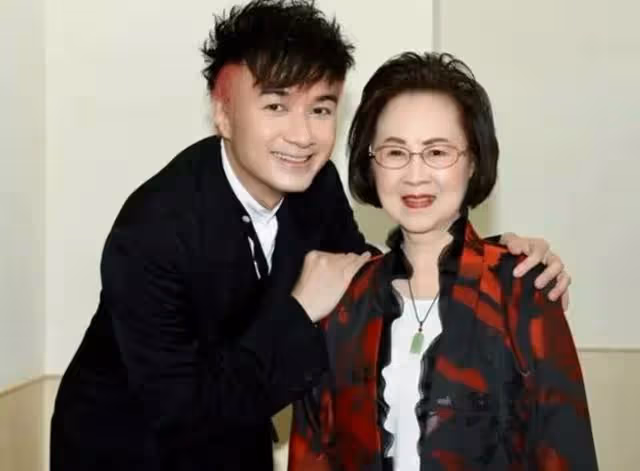 瓊瑤認她當乾女兒!一代玉女「中年轉職開茶樓」淡出螢光幕 「罕現身乾媽演唱會」60歲氣質猶存