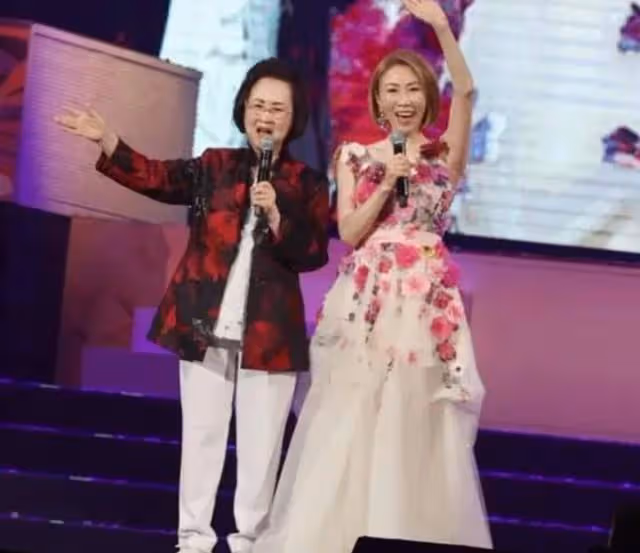 瓊瑤認她當乾女兒!一代玉女「中年轉職開茶樓」淡出螢光幕 「罕現身乾媽演唱會」60歲氣質猶存