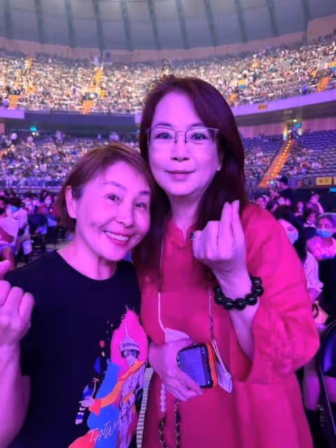 瓊瑤認她當乾女兒!一代玉女「中年轉職開茶樓」淡出螢光幕 「罕現身乾媽演唱會」60歲氣質猶存